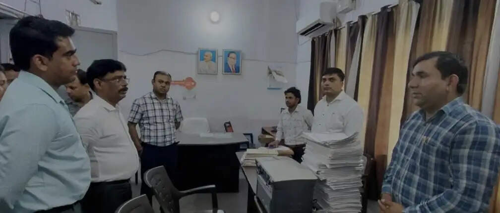 हाथरस में डीएम सत्य प्रकाश पटेल ने कलेक्ट्रेट के विभिन्न कार्यालयों का किया निरीक्षण
