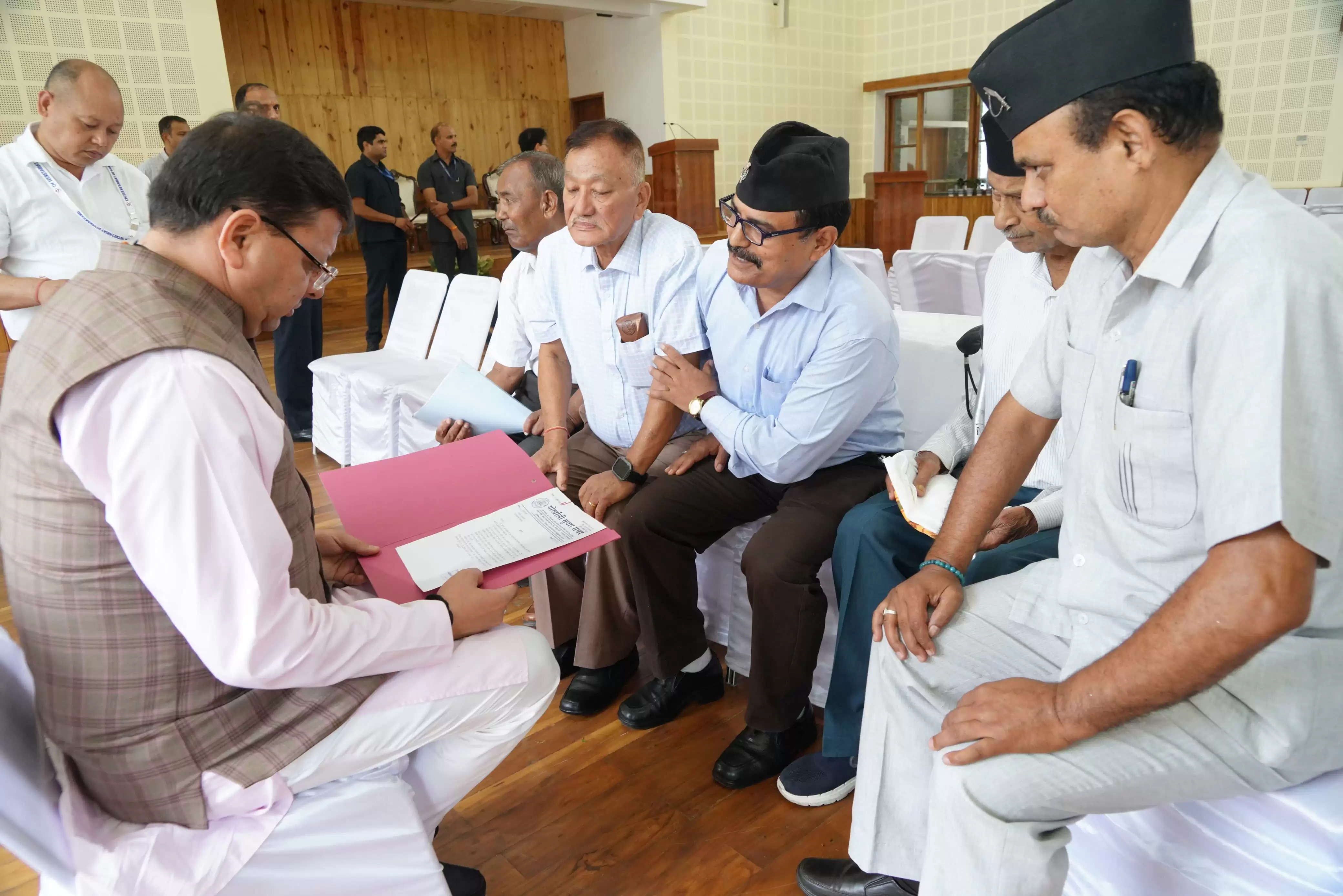 मुख्यमंत्री ने सुनी जन समस्याएं, बोले- शिकायतों का समाधान सरकार की प्राथमिकता