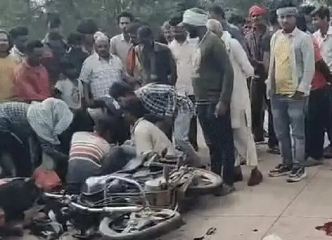 अशोकनगरः दो बाइकों की सीधी भिड़ंत में दो युवकों की मौत, तीन घायल