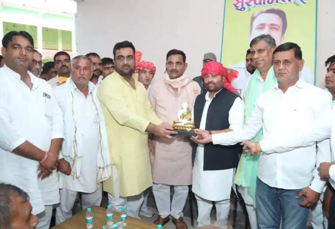रालाेद की स्वाभिमान पदयात्रा के तहत बिसावर पहुंचे कैबिनेट मंत्री, लाेगाें से की भेंट