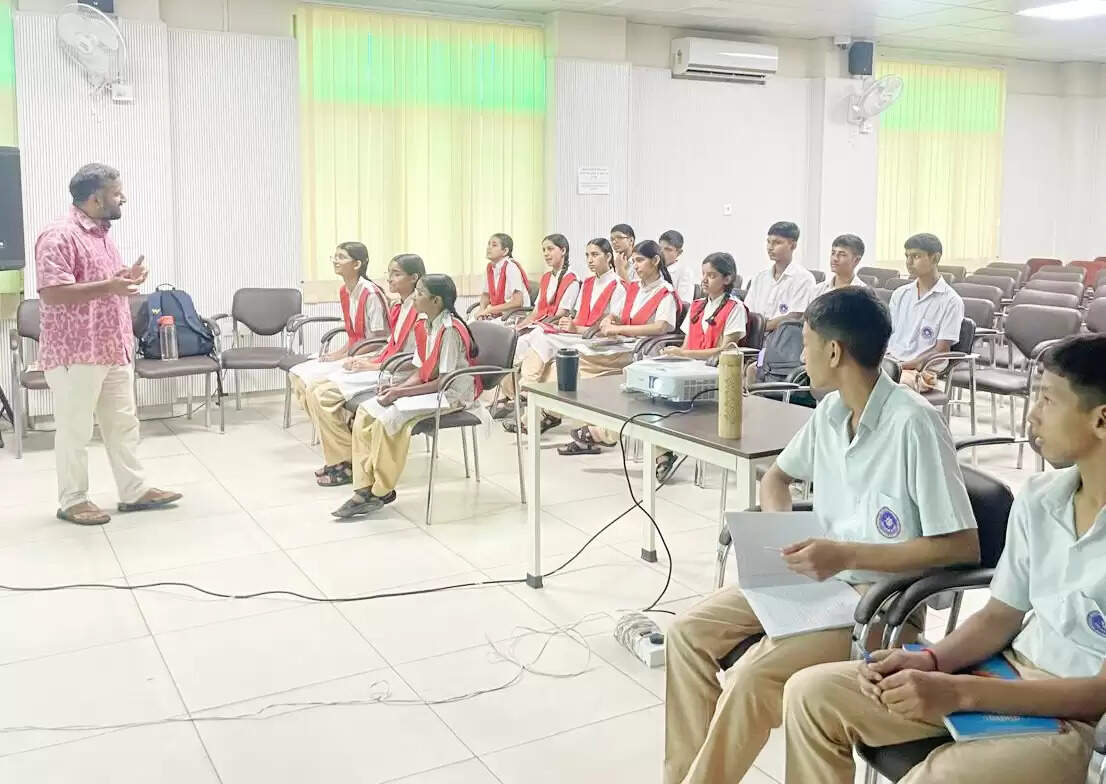 फिल्म निर्माता अजय गोविंद ने छात्रों को फिल्म निर्माण के मूल सिद्धांतों से कराया परिचित