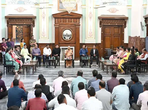 होली पर राज्यपाल से मिलने जनभवन पहुंचे उपमुख्यमंत्री, मंत्री और गणमान्य नागरिक