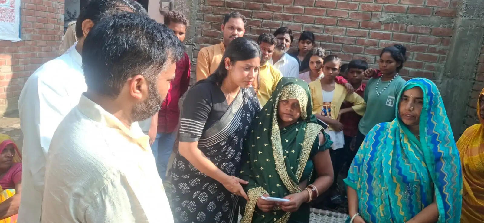 सांसद प्रिया सरोज ने मासूम बच्ची हत्याकांड के पीड़ित परिवार से की मुलाकात, फास्ट ट्रैक कोर्ट में सुनवाई की मांग