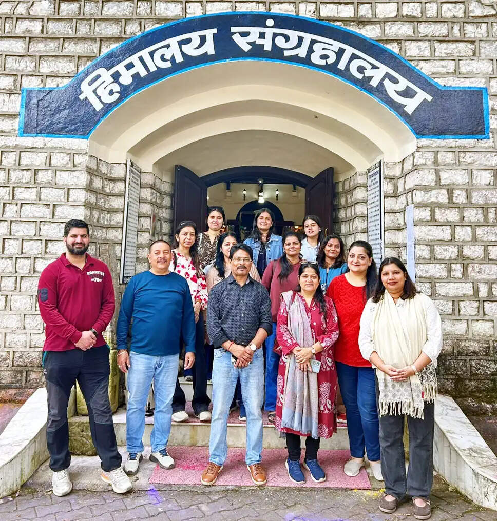 नेस्ट फाइन आर्ट्स अकादमी के विद्यार्थियों ने डीएसबी पुस्तकालय व संग्रहालय का किया भ्रमण