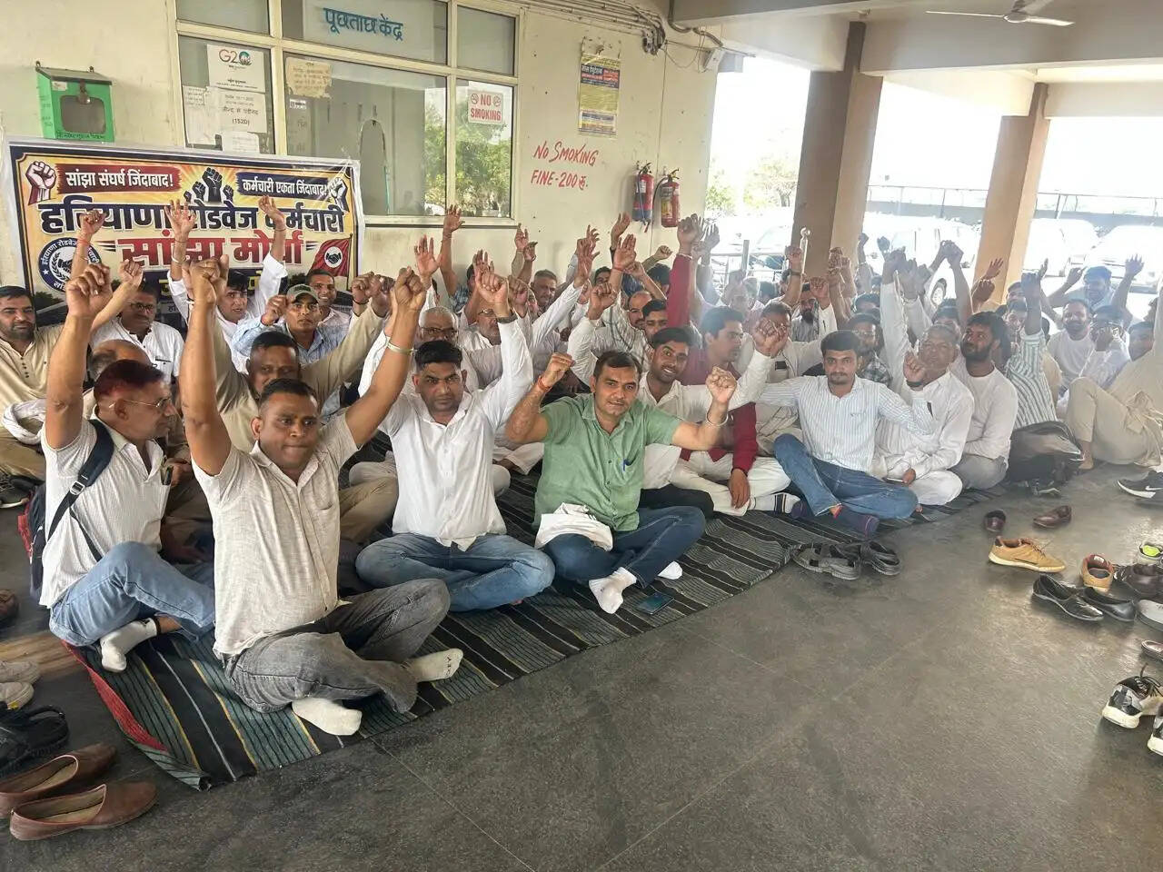 जींद : रोडवेज कर्मचारियों ने बस अड्डा परिसर में किया प्रदर्शन