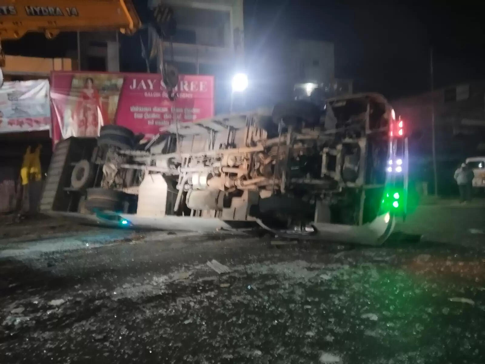 सुलतानपुर : ट्रेलर की टक्कर से टूरिस्ट बस में सवार महिला श्रद्धालू की मौत, 15 घायल