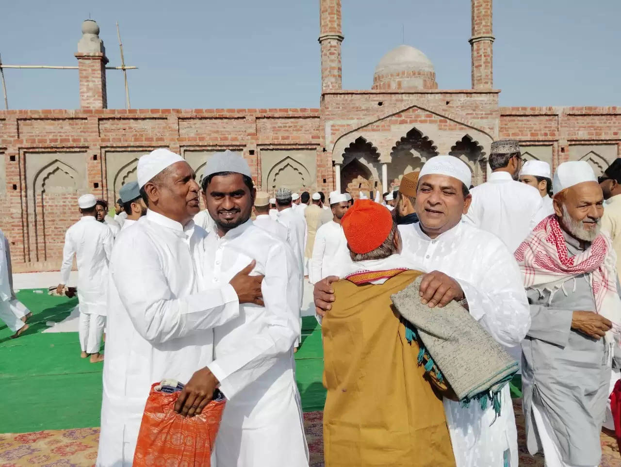 ईदगाह पहुंच खुदा के आगे झुके हजारों सिर,मुल्क के लिए मांगी अमन-चैन की दुआएं