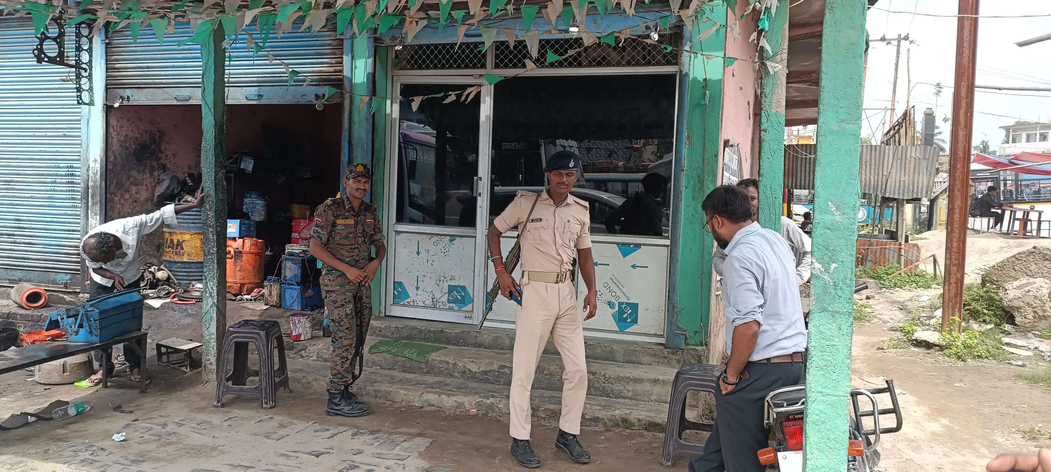 आयकर विभाग की टीम ने सुपर हमसफर ट्रेवल्स के कार्यालय और घर पर छापेमारी,बिहार और झारखंड की गठित टीम कर रही सर्वे