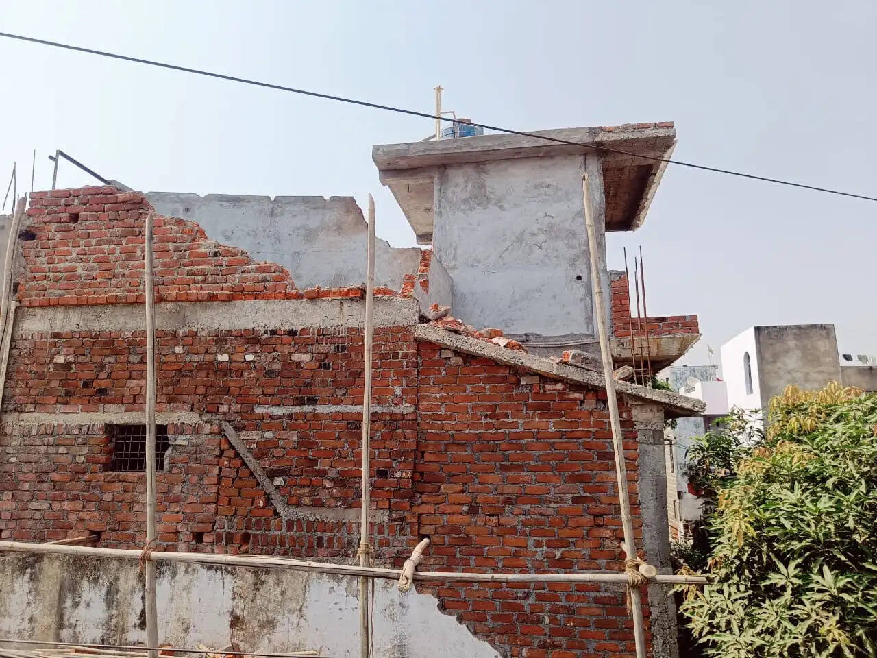 जबलपुर : एमपी ट्रांसको ने हादसे का कारण बने भवन को तोड़ा