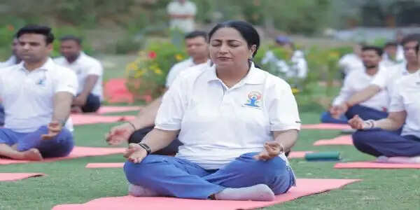 मुख्यमंत्री ने असोला भाटी स्थित नीली झील के पास किया योगाभ्यास