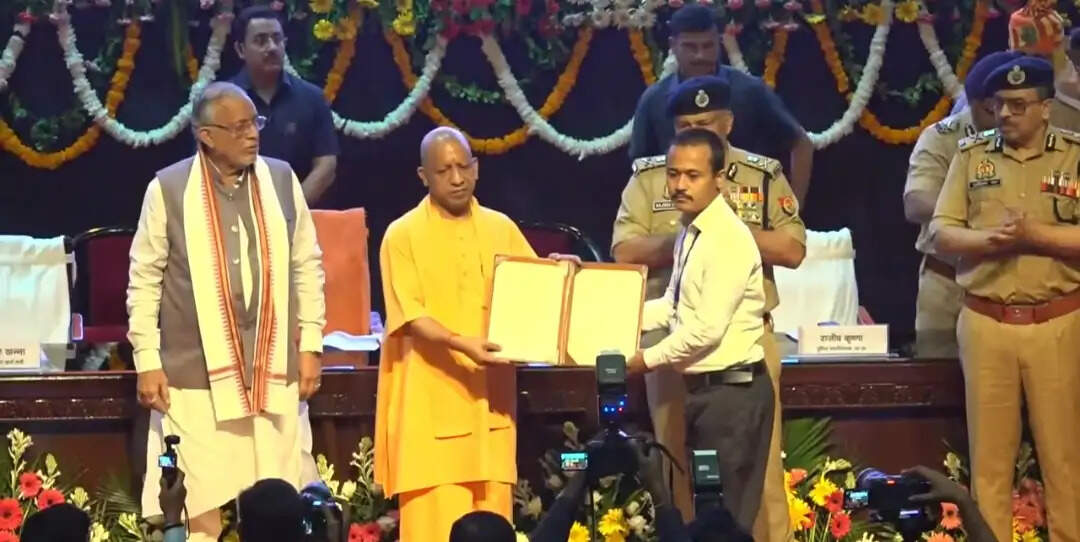 मुख्यमंत्री योगी आदित्यनाथ ने 912 चयनित अभ्यर्थियों को दिए नियुक्ति पत्र