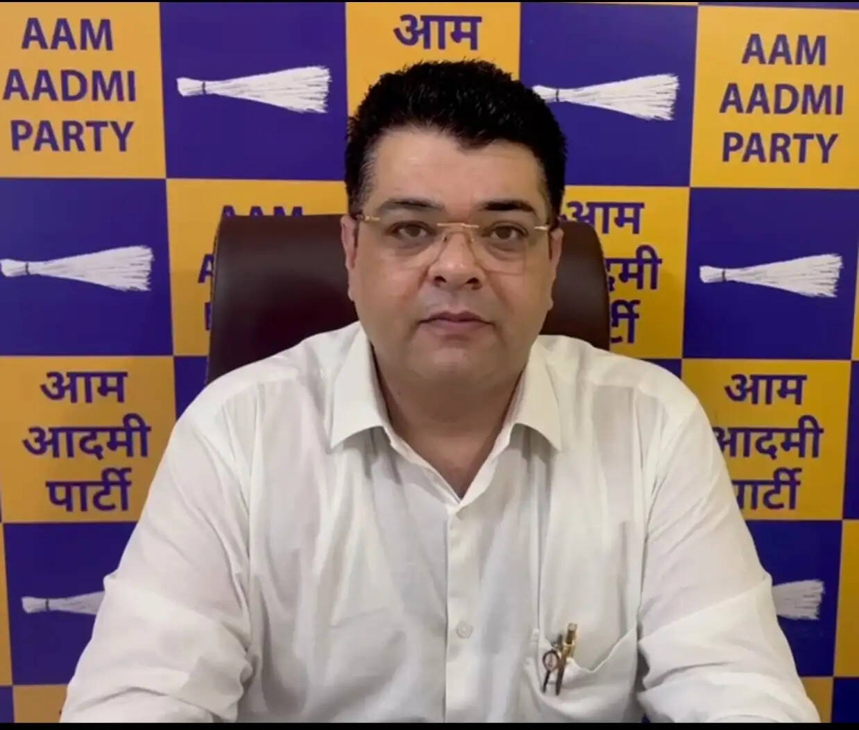निगम में आठ वर्षों से खड़ी 75 इलेक्ट्रिक गाड़ियों पर आआपा का सरकार पर हमला, जवाबदेही की मांग