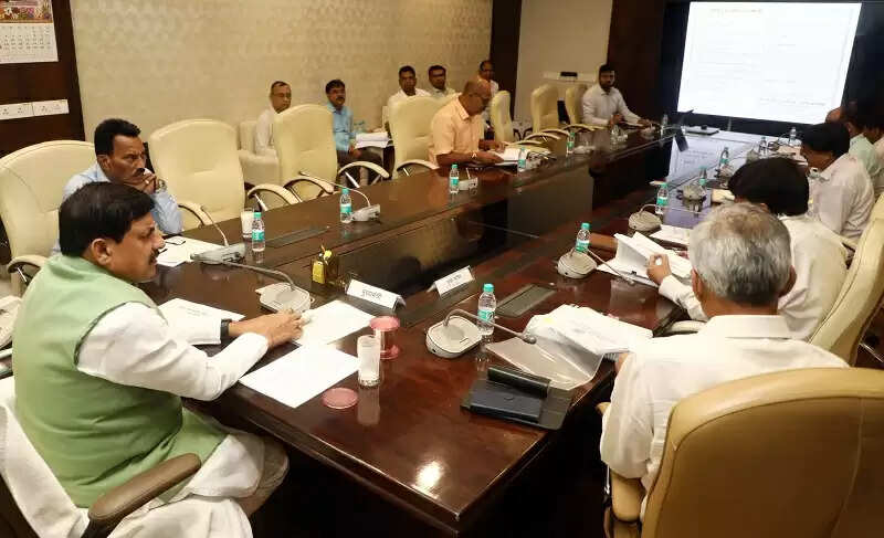 तय समय पर पूरी हों सभी वृहद परियोजनाएं : मुख्यमंत्री डॉ यादव