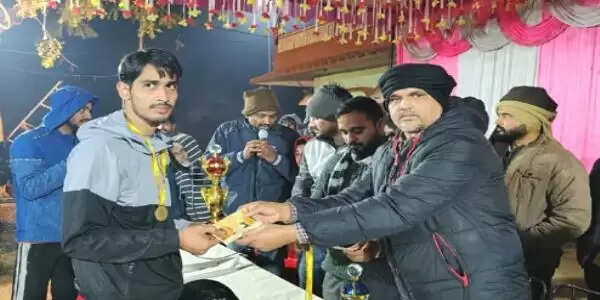 आजमगढ़ ने जीती ओपेन वॉलीबाल प्रतियोगिता की ट्रॉफी