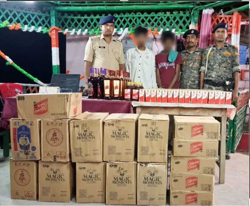 पुलिस को देख भागने लगी कार, तलाशी में मिला 214 लीटर विदेशी शराब, दो तस्कर गिरफ्तार