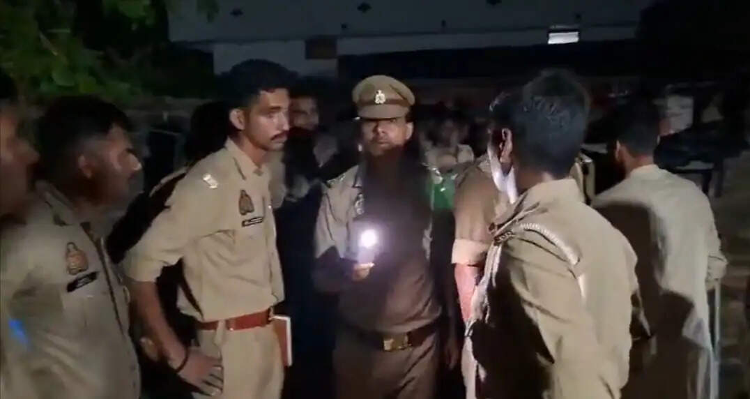 (अपडेट) आजमगढ़ में पूजा के बीच चली&nbsp;गोलियां, पत्नी और दो पुजारियों समेत तीन की मौत, बच्चों संग घर में बंद आरोपी