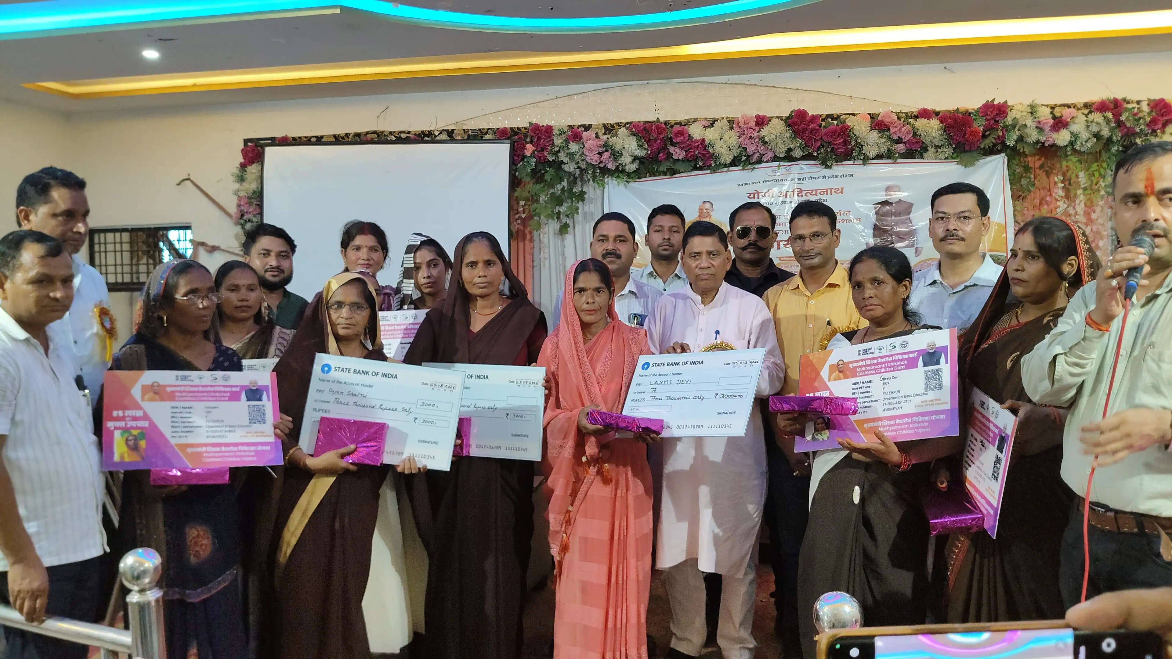 फतेहपुर : विधायक ने रसोईयों को कैशलेस चिकित्सा कार्ड का किया वितरण