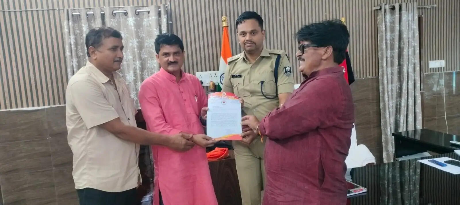 सूखा नशा पर रोक लगाने की मांग को लेकर एसपी को सौंपा ज्ञापन