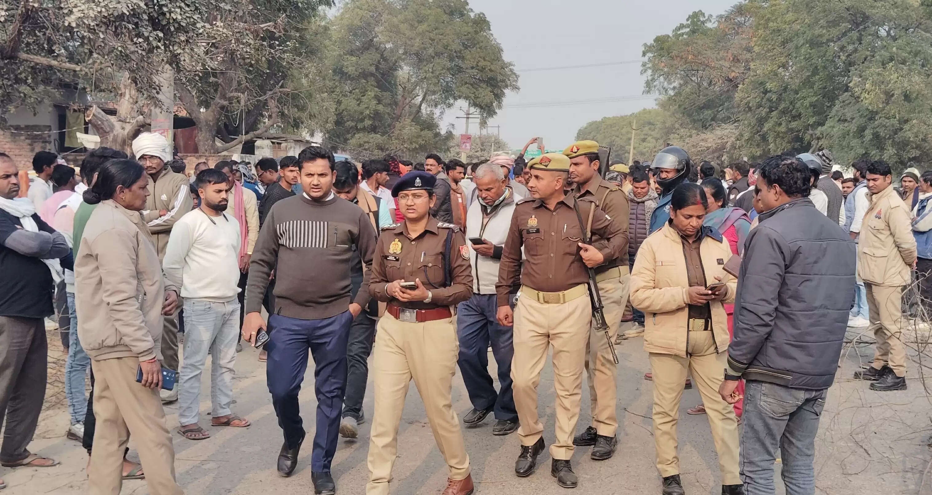 ट्रक की टक्कर से किशोरी की मौत, दो गंभीर