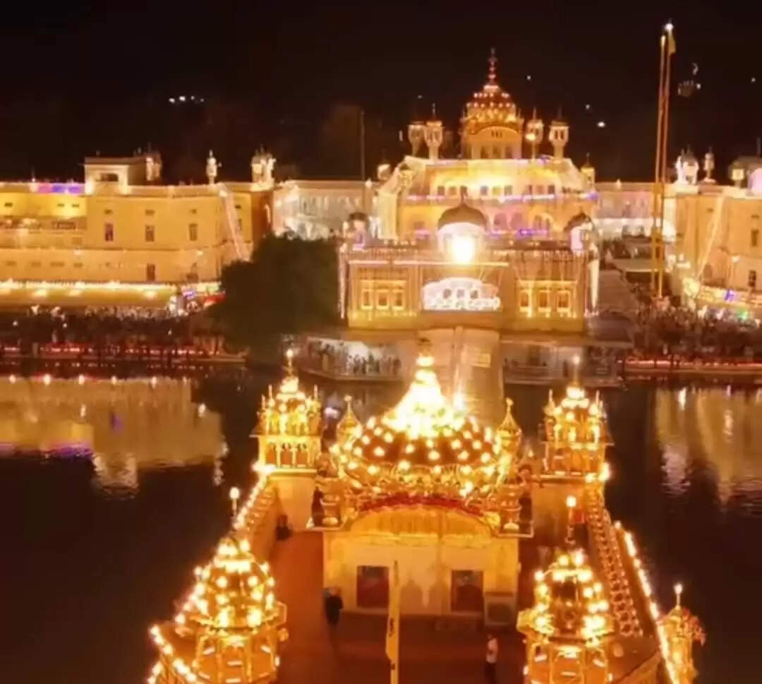 दरबार साहिब में बंदी छोड़ दिवस तो दुर्गियाणा मंदिर में दीपावली की धूम, उमड़े श्रद्धालु