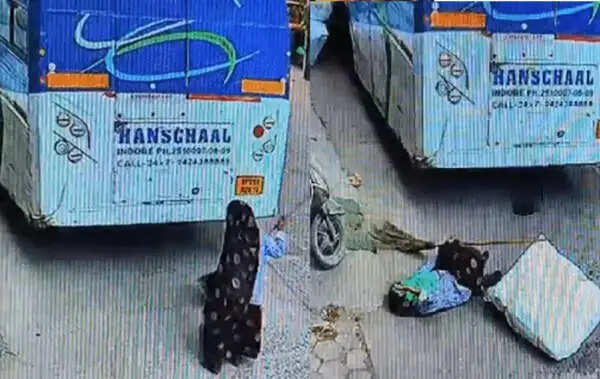 इंदौर में महिला सफाईकर्मी के ऊपर बस से गिरा एक क्विंटल का पार्सल, कंधे और पसली में फ्रैक्चर