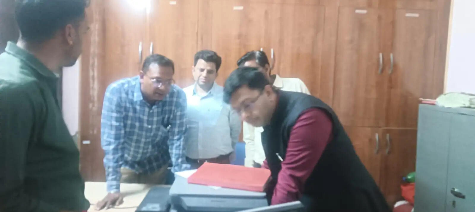 खैरथल कलक्टर का किशनगढ़बास में औचक निरीक्षण, व्यवस्थाओं को सुधारने के दिए निर्देश