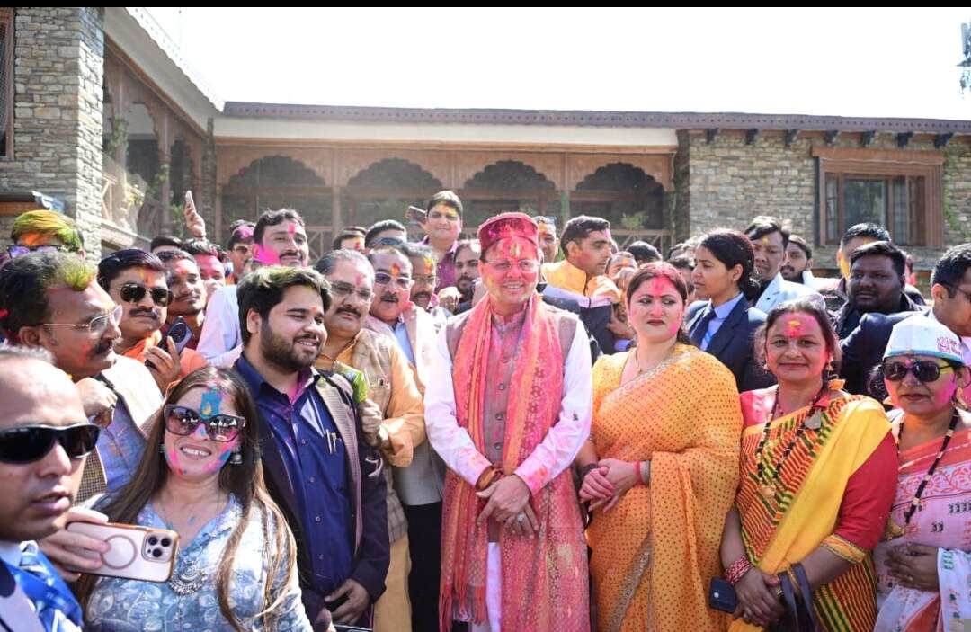 मुख्यमंत्री आवास पर लोकगीतों की धुनों के बीच बिखरे होली के रंग