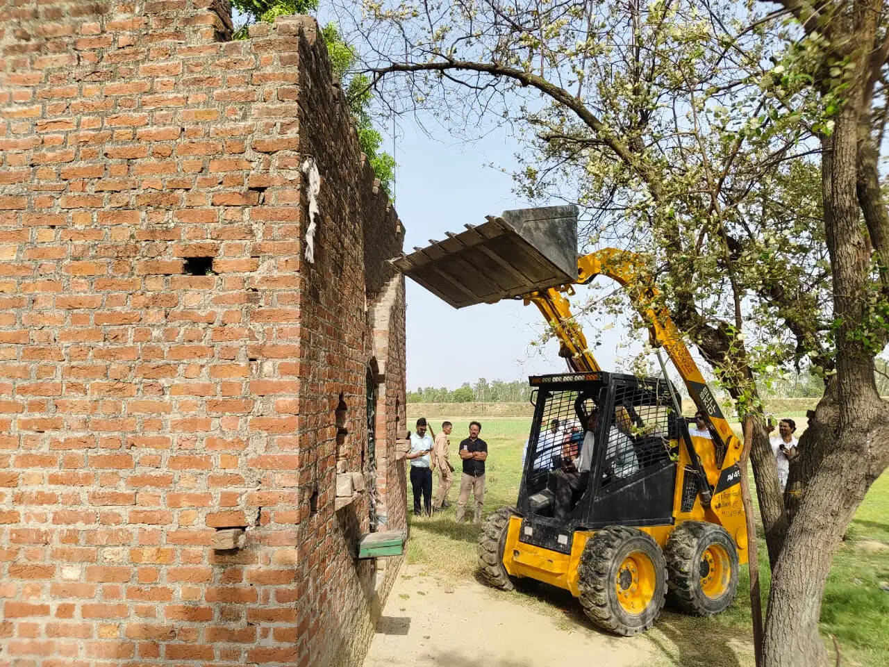 संभल के सिरसी में 200 बीघा झील पर चला प्रशासन का बुलडोजर, अवैध कब्ज़े हटे