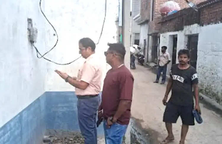 दुकान और मकान में बिजली चोरी पकड़ी, दो के खिलाफ मुकदमा दर्ज कराने की कार्रवाई