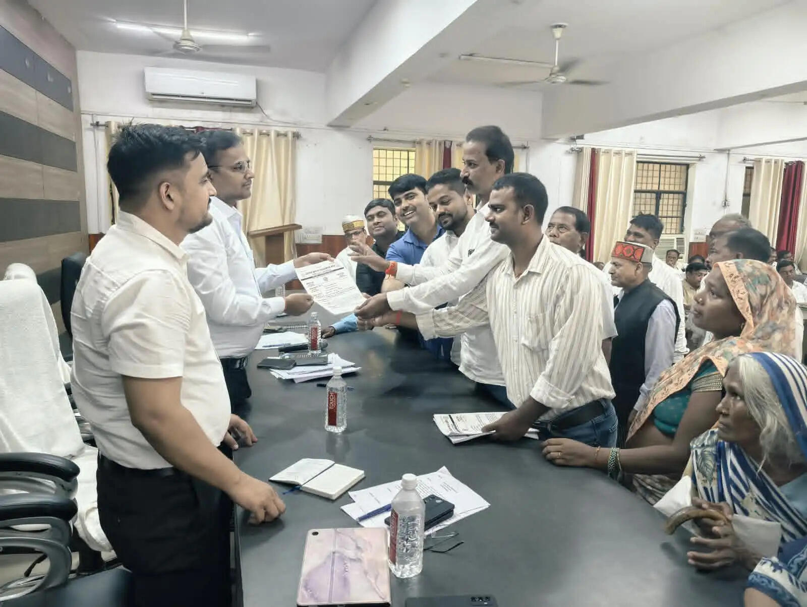 गोरखपुर : तहसील अध्यक्ष ने एसडीएम सदर को सौंपा ज्ञापन, लंबित मांगों पर कार्रवाई की मांग