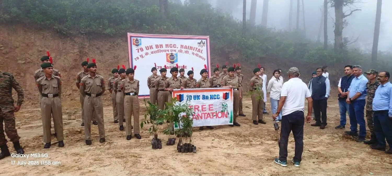 हरेला पर कुमाऊं विश्वविद्यालय के पटवाडांगर परिसर में तीन साै पौधों का रोपण