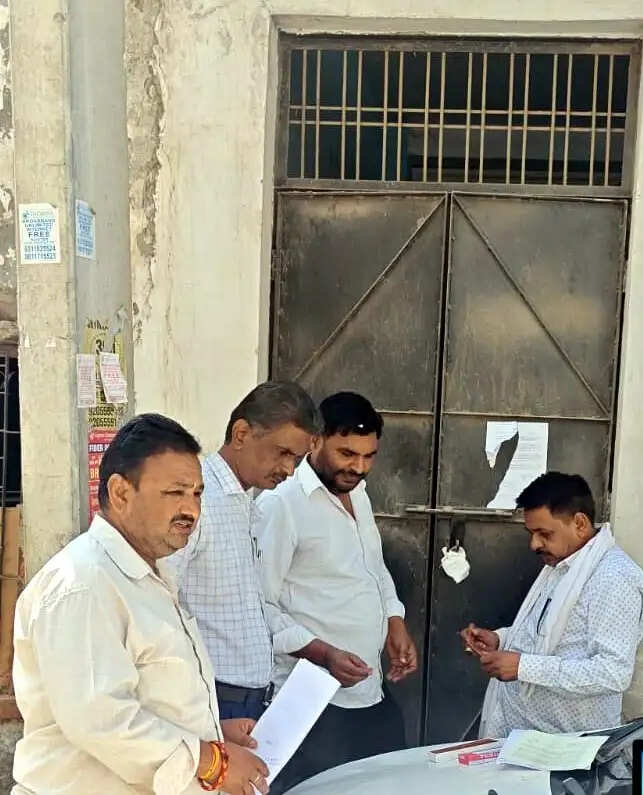 फरीदाबाद : लाखाें का बकाया होने पर निगम ने सील की दस यूनिट