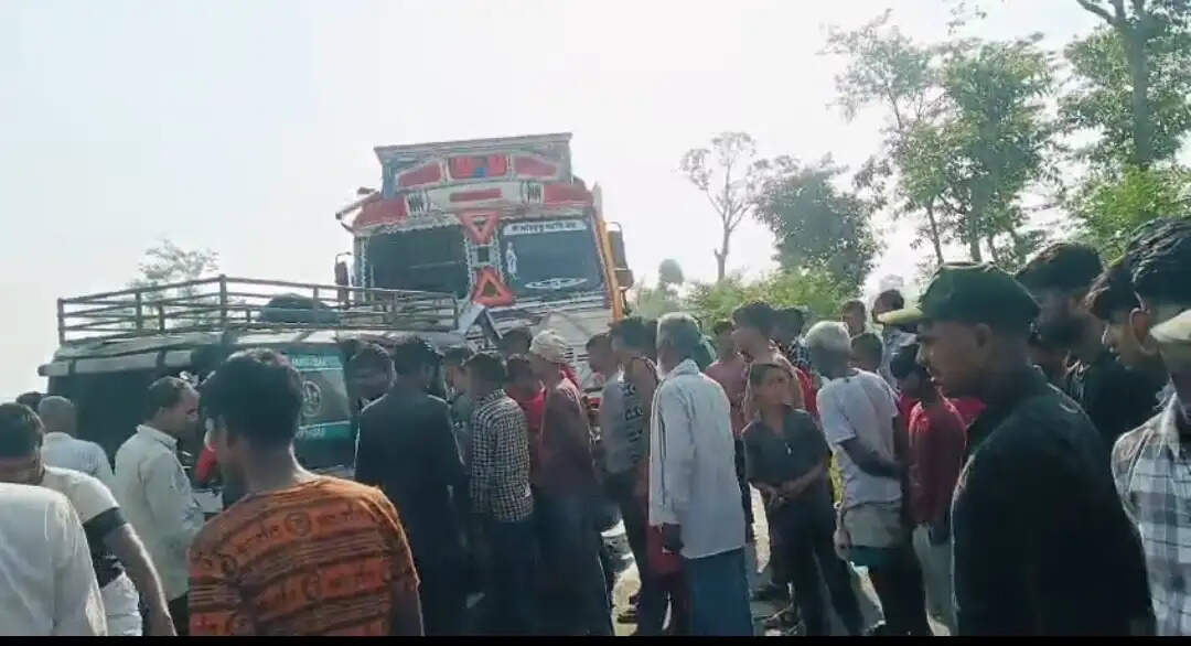 (अपडेट लीड) लखीमपुर-बहराइच नेशनल हाइवे पर ट्रक और मैजिक की टक्कर में दाे महिलाओं सहित दस मजदूरों की मौत