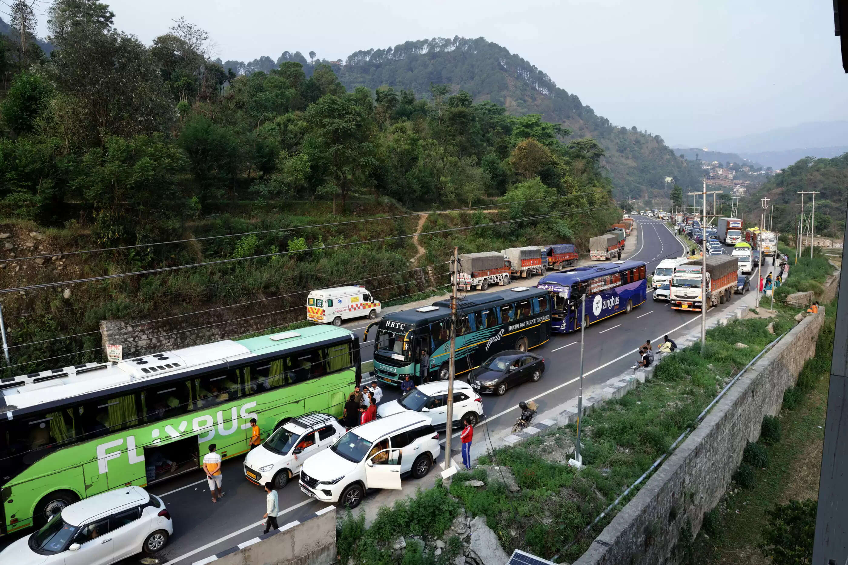 मंडी- पंडोह के बीच फोरलेन की कटिंग की अवधी दस जून तक बढ़ी, दिन में दो बार रहेगा बंद