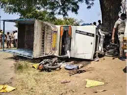 महेश्वर में पिकअप वाहन&nbsp;ने बारातियों को रौंदा, एक&nbsp;महिला की मौत, दूल्हे समेत 24 बाराती&nbsp;घायल