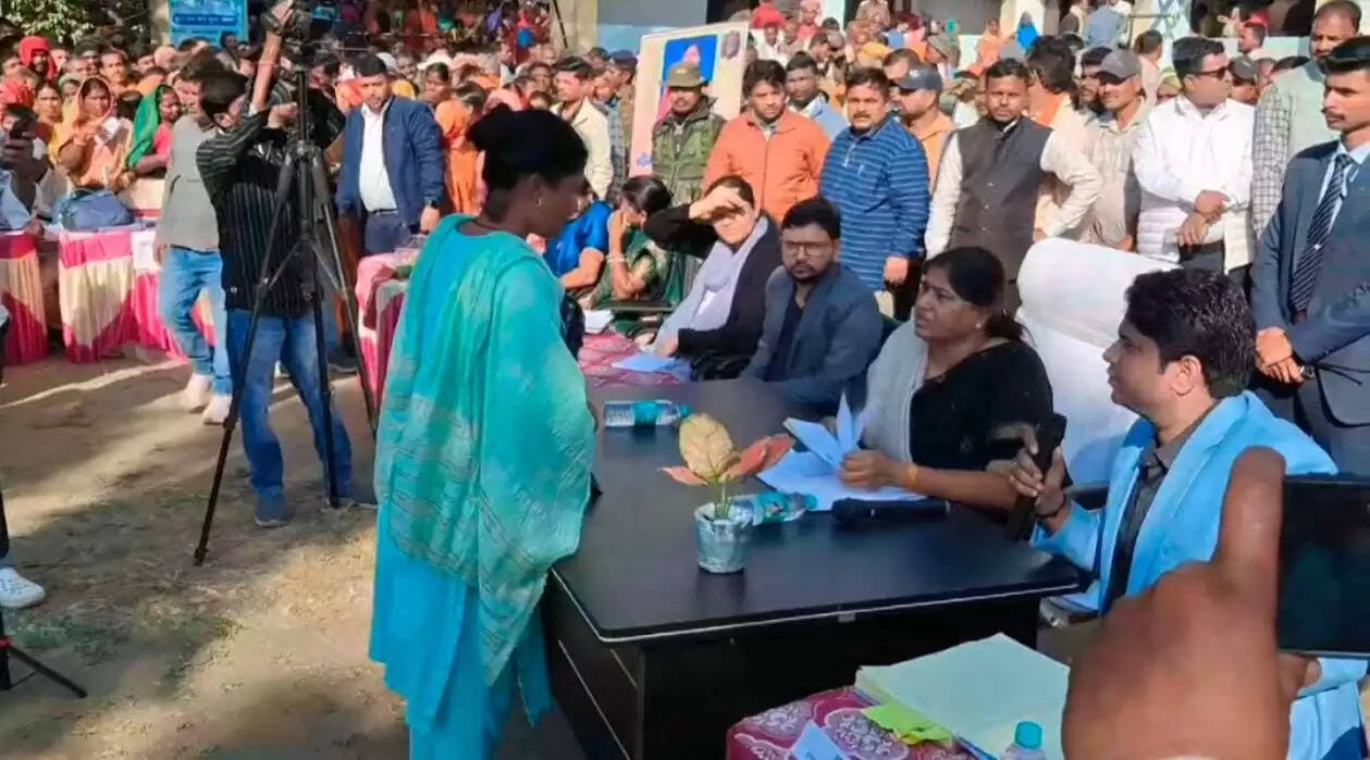 लेसी सिंह की अध्यक्षता में धमदाहा में सरकार आपके द्वार कार्यक्रम