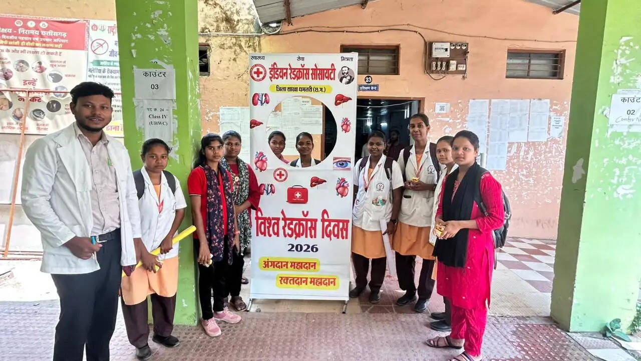 नर्सिंग के विद्यार्थियों ने नृत्य, नाटक एवं पोस्टर प्रतियोगिता में दिखाई प्रतिभा