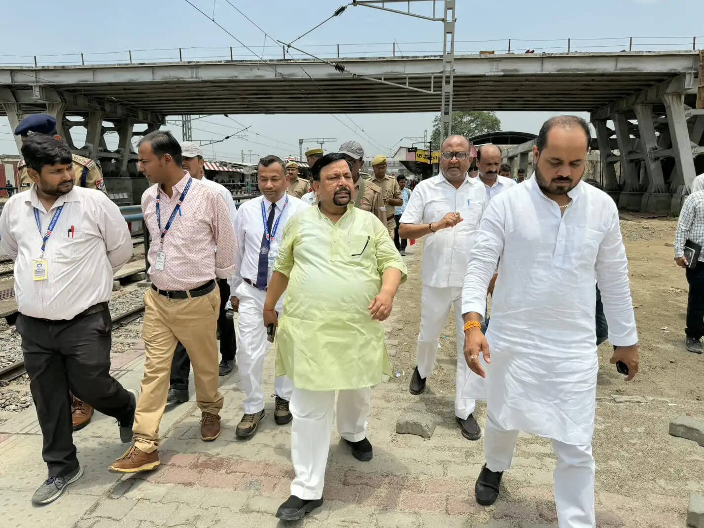 फर्रुखाबाद: रेलवे अंडरपास का घटिया निर्माण देख सांसद ने रेल अधिकारियों को लगाई फटकार