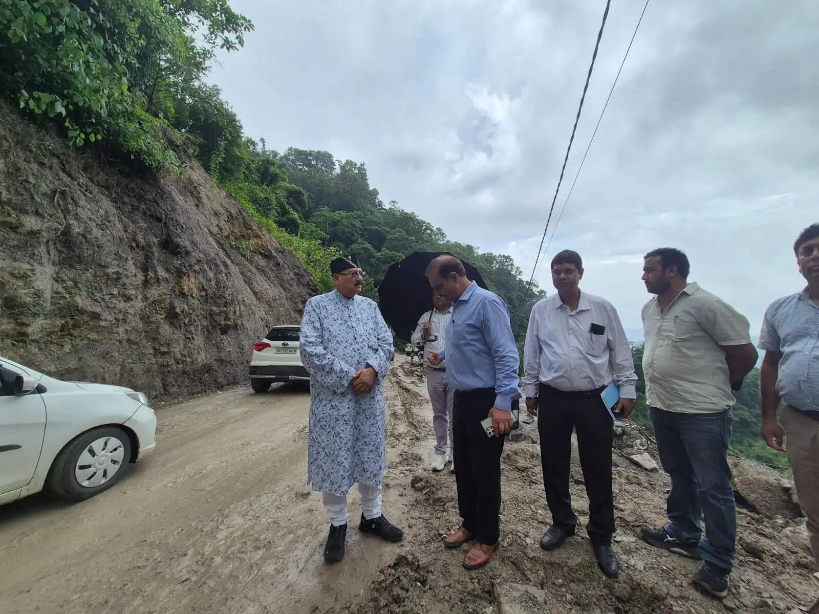 लोनिवि मंत्री महाराज ने किया मसूरी, कोल्हूखेत, पानी वाले बैंड सड़क का औचक निरीक्षण