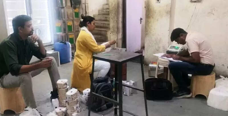 इंदौरः नकली की आशंका में 300 किग्रा पनीर और लगभग 1000 लीटर पामोलीन तेल जब्त