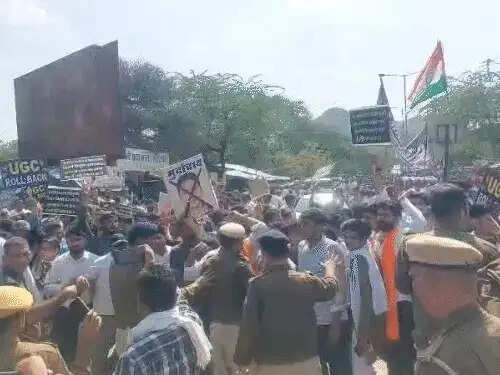 यूजीसी विनियम-2026 के विरोध में उग्र प्रदर्शन, हाईवे जाम का प्रयास