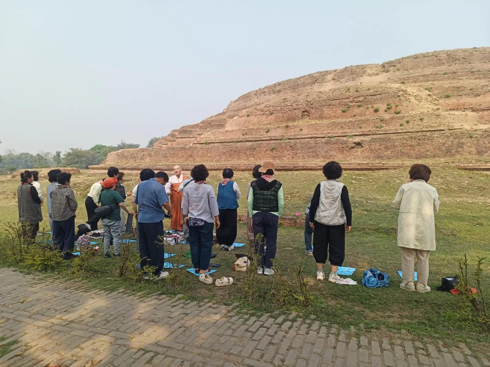 नंदनगढ़ में दक्षिण कोरिया के 25 भिक्षुओं ने 108 बार किया साष्टांग दंडवत