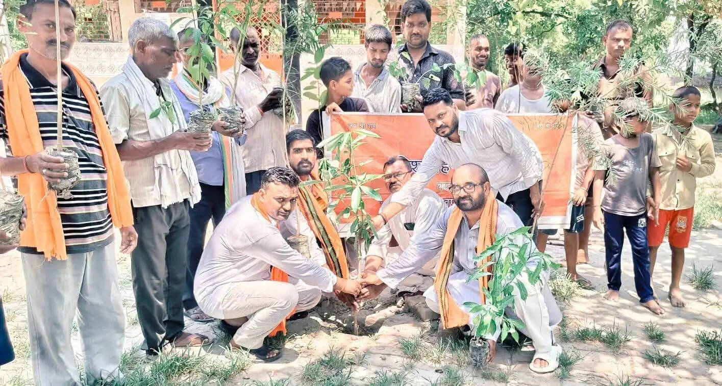 बाराबंकी में बजरंग दल का सेवा सप्ताह शुरू, कार्यकर्ताओं ने वृक्षारोपण कर किया मंदिर में किया श्रमदान