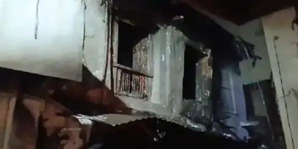 रतलाम:&nbsp;देर&nbsp;रात&nbsp;मकान&nbsp;में&nbsp;लगी&nbsp;भीषण आग,&nbsp;जान&nbsp;बचाने&nbsp;3 साल के बेटे को लेकर खिड़की से कूदे दंपती