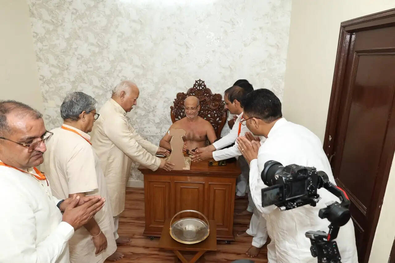 आचार्य पुलकसागर से मिले मोहन भागवत