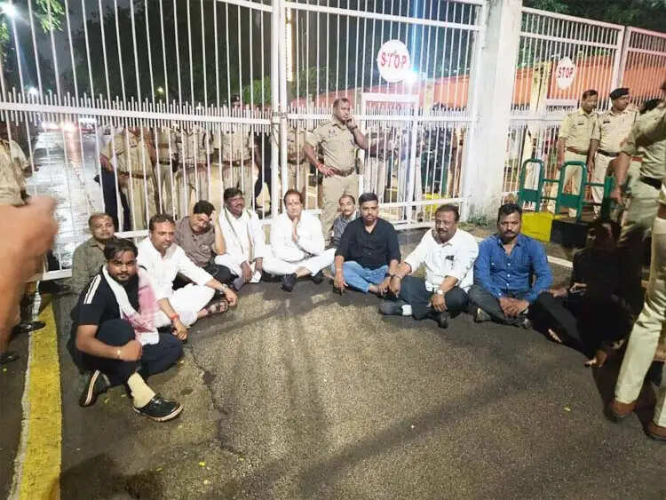 राहुल गांधी के समर्थन में कांग्रेस नेताओं और कार्यकर्ताओं ने किया प्रदर्शन, लोकभवन घेराव करने निकले कांग्रेसियाें काे पुलिस ने रोका