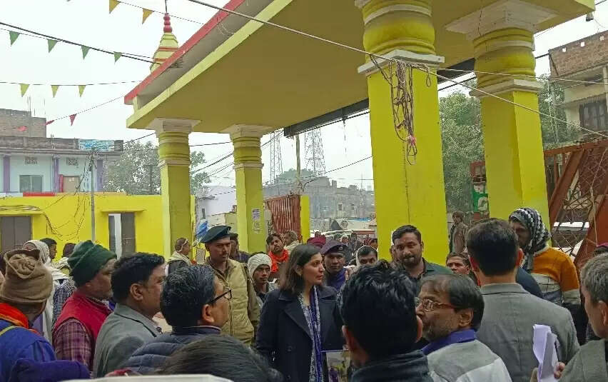 ब्रह्मपुर के बाबा ब्रह्मेश्वर नाथ मंदिर में निर्माण पर डीएम नाराज