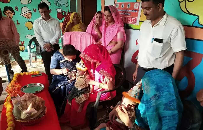 विकास कार्यों की थाह लेने मीरजापुर पहुंची विशेष सचिव, अधिकारियों की लगाई क्लास