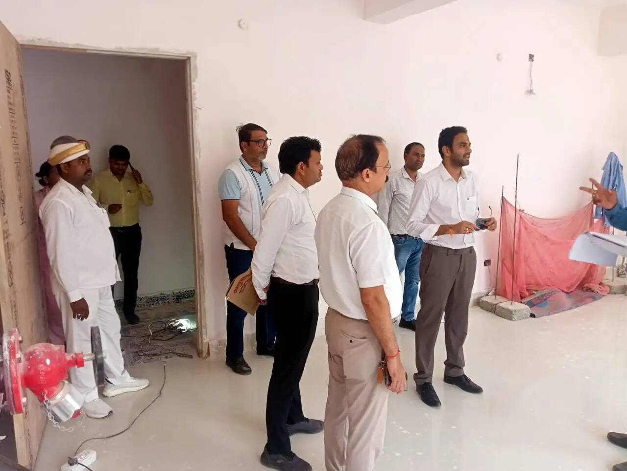 डीएम ने कल्याण मंडप भवन निर्माण का निरीक्षण कर गुणवत्ता और समयबद्धता पर दिया जोर
