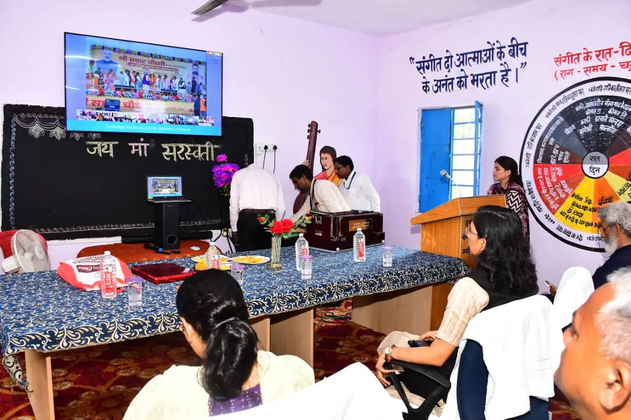 17 सरस्वती विद्या निकेतन का शुभारंभ, डीएम की उपस्थिति में आयोजित हुआ उद्घाटन समारोह